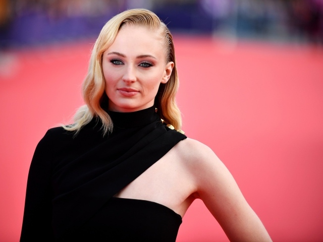 Стильная актриса Софи Тёрнер в черном наряде