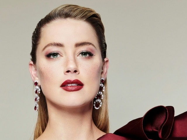 Стильная женщина, актриса Эмбер Хёрд с ярким макияжем