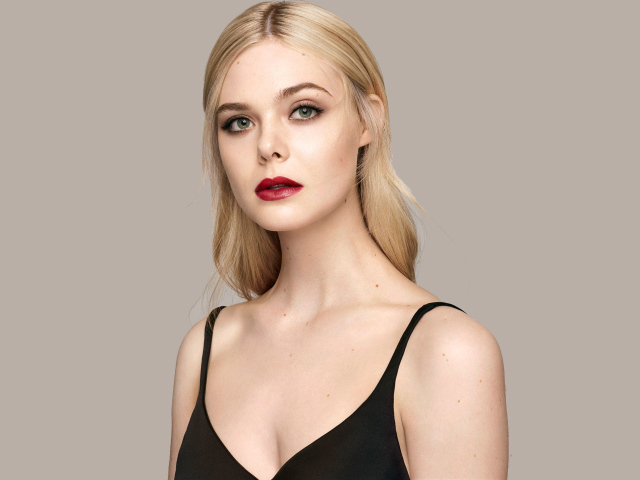 Нежная блондинка Эль Фаннинг на сером фоне