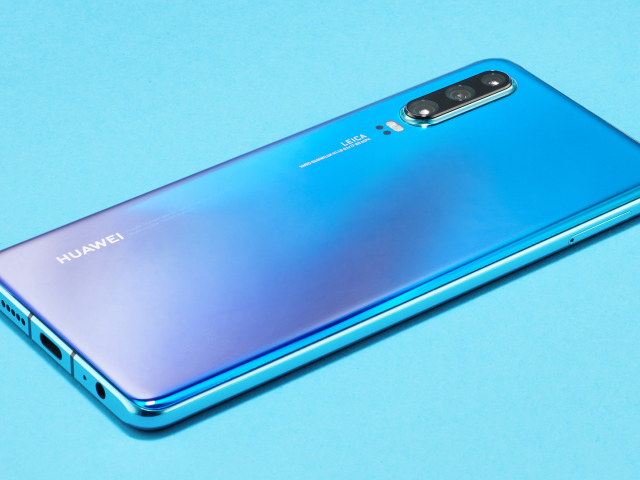 Новый смартфон Huawei P40 на голубом фоне