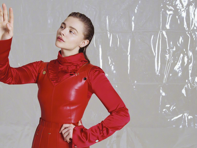 Молодая актриса Хлоя Грейс Морец в красном костюме