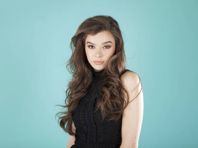 Молодая актриса Хейли Стейнфилд  в черном наряде на голубом фоне