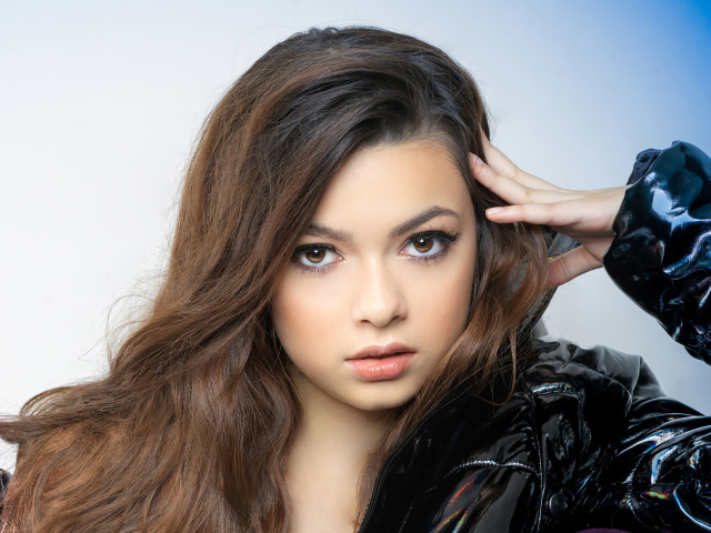 Молодая кареглазая девушка, американская актриса Никки Хан