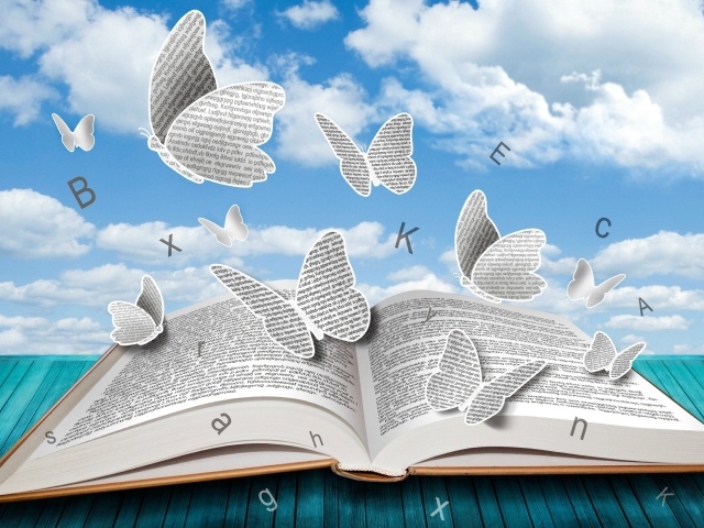 Бумажные бабочки и буквы над книгой 