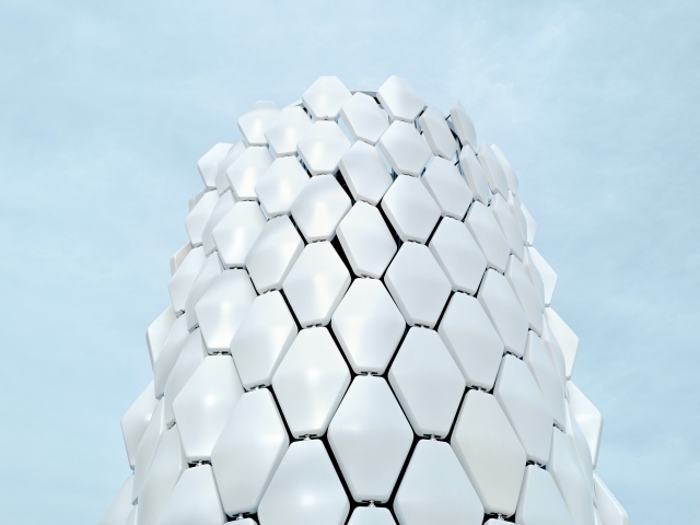 Белые соты на голубом фоне 