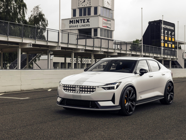 Белый автомобиль Polestar 2 Experimental 2021 года у завода