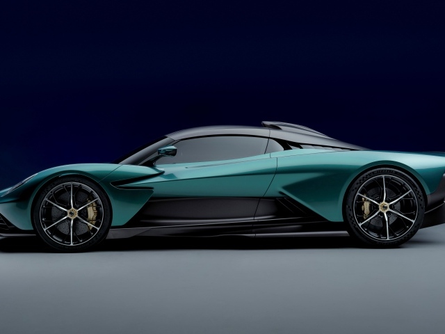 Спорткар Aston Martin Valhalla 2021 года вид сбоку