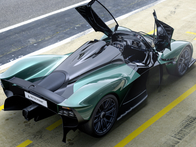 Гоночный автомобиль Aston Martin Valkyrie Spider 2021 года