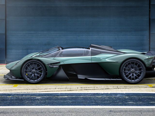 Кабриолет Aston Martin Valkyrie Spyder 2021 года вид сбоку