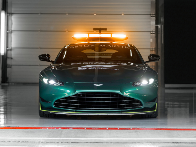 Автомобиль Aston Martin Vantage F1 Safety Car 2021 года в гараже