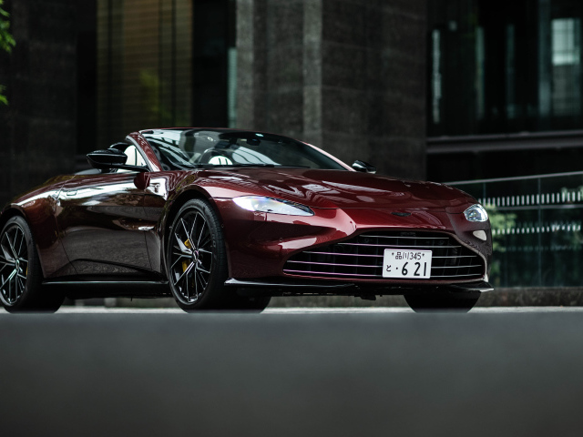 Красивый бордовый автомобиль Aston Martin Vantage Roadster 2021 года