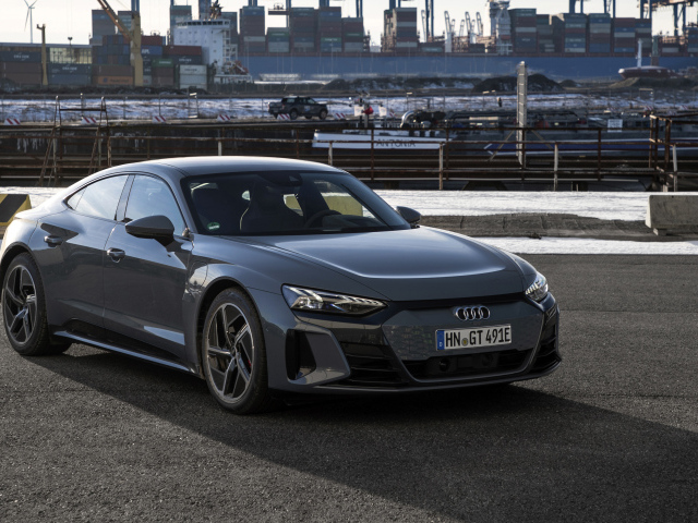 Автомобиль Audi E-Tron GT Quattro 2021 года в порту