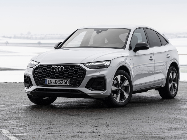 Серебристый автомобиль Audi Q5 Sportback 40 TDI Quattro S Line 2021 года