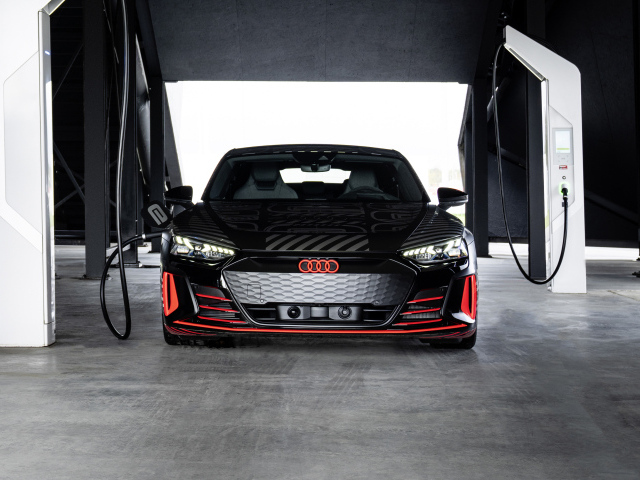 Автомобиль Audi RS E-Tron GT, 2021 года на заправке