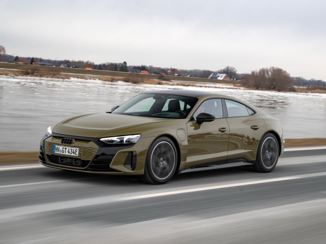 Автомобиль Audi RS E-Tron GT 2021 года на фоне покрытой льдом реки