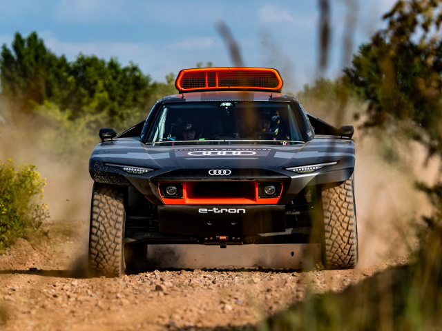 Внедорожник Audi RS Q E-Tron 2022 года