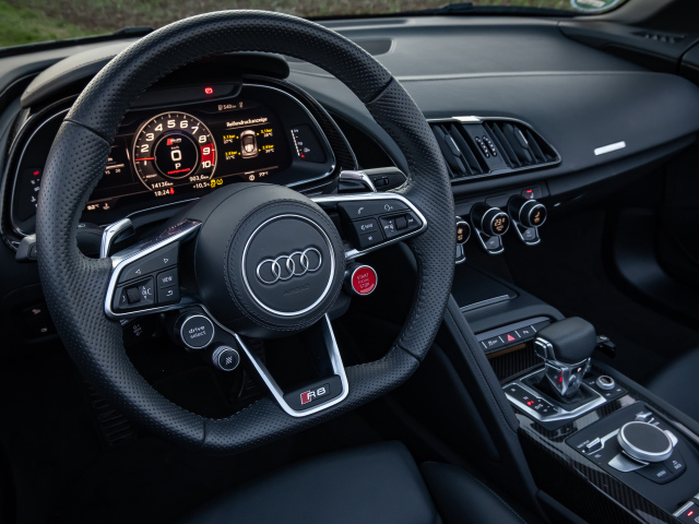 Черный кожаный руль в автомобиле Audi R8 V10