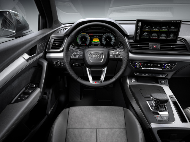 Черный стильный кожаный салон автомобиля Audi Q5 55 TFSI E Quattro S Line