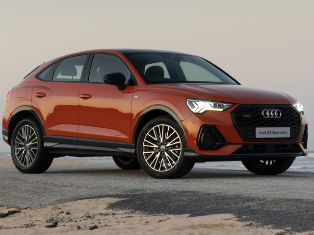 Красный автомобиль Audi Q3 Sportback 40 TFSI Quattro S Line 2020 года у моря
