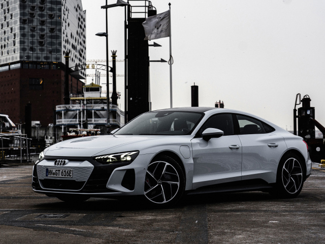 Серебристый Audi E-Tron GT Quattro 2021 года в порту