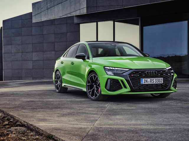 Зеленый седан Audi RS 3, 2021 года
