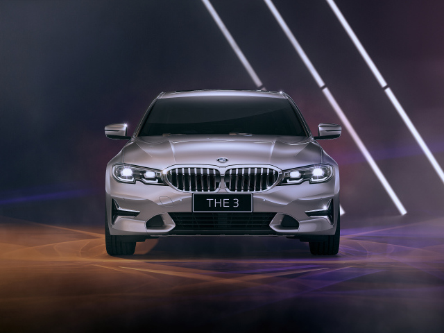 Серебристый автомобиль BMW 330Li Luxury Line 2021 года