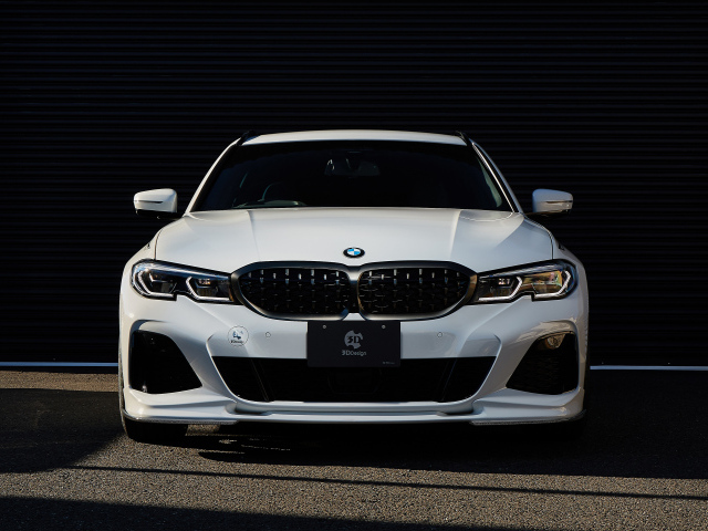 Белый автомобиль BMW M340i XDrive Touring 2021 года вид спереди