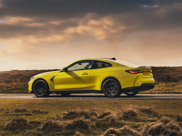 Быстрый желтый автомобиль BMW M4 Competition 2021 года