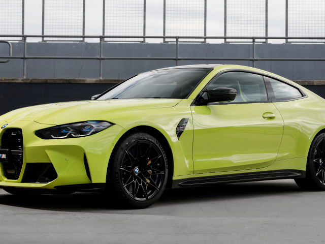 Желтый автомобиль BMW M4 Competition 2021 года