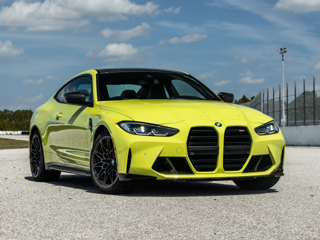 Автомобиль  BMW M4 Coupé, 2021 года на асфальте