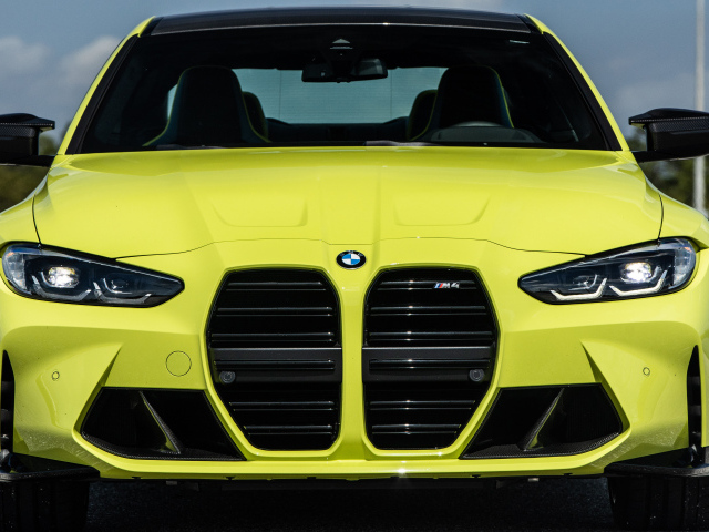 Желтый автомобиль  BMW M4 Coupé 2021 года вид спереди