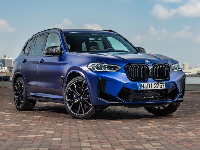 Синий автомобиль BMW X3 M Competition 2021 года