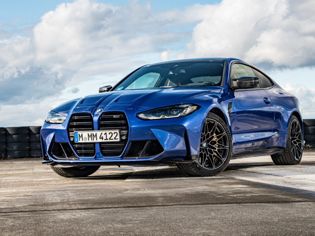 Синий автомобиль BMW M4 Competition