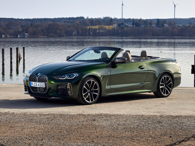 Зеленый автомобиль кабриолет  BMW M440i XDrive, 2021 года