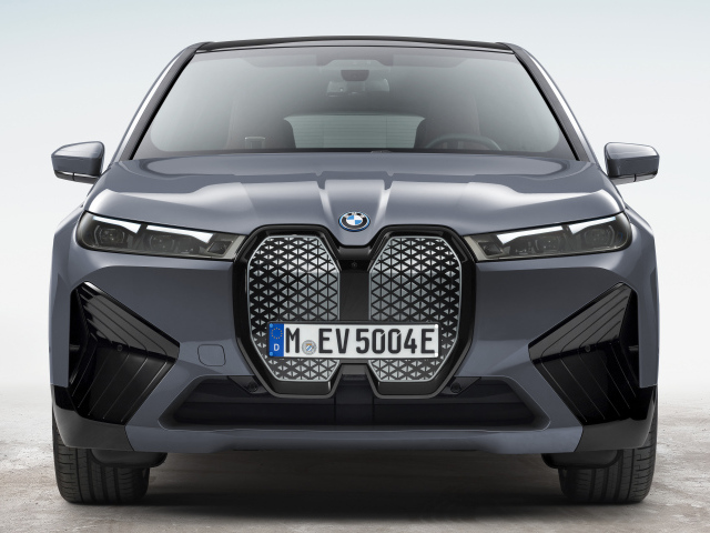 Серебристый автомобиль BMW IX XDrive50 Sport 2021 года на белом фоне