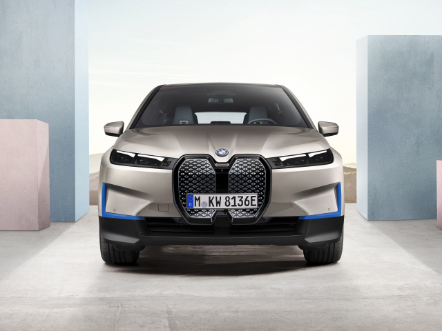 Серебристый автомобиль BMW IX 2021 года вид спереди