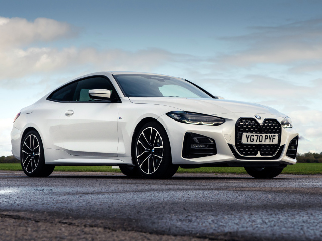 Белый автомобиль BMW 420i Coupé M Sport 2020 года на фоне неба