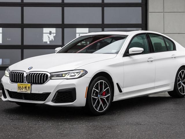 Белый автомобиль BMW 540i XDrive M Sport, 2021 года