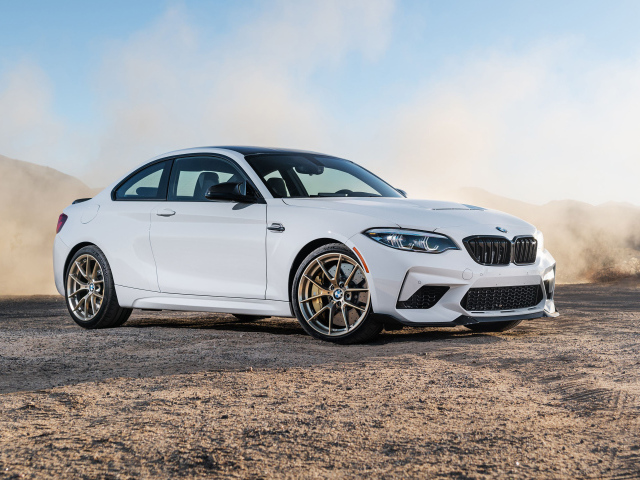Белый автомобиль BMW M2 CS, 2021 года в пыли
