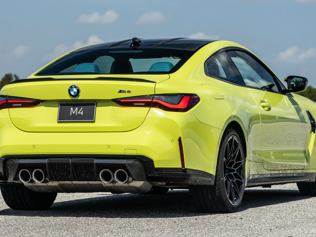 Желтый спортивный автомобиль BMW M4, 2021 года