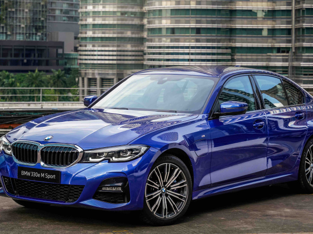 Синий автомобиль BMW 330e M Sport 2021 года