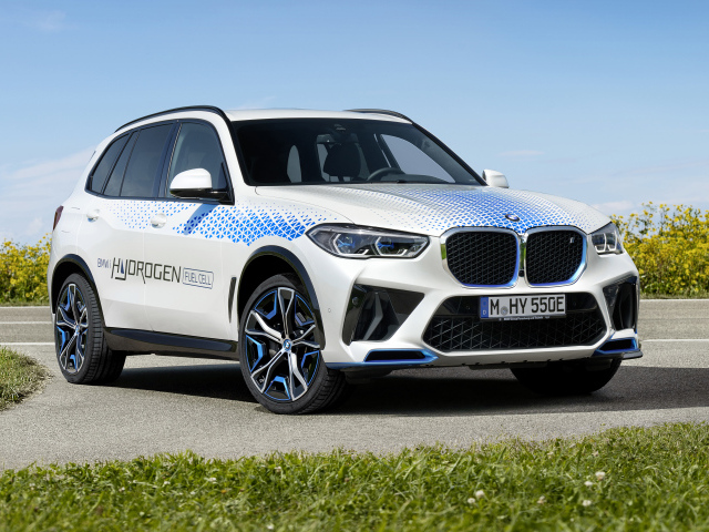 Внедорожник BMW IX5 Hydrogen 2021 года на фоне голубого неба