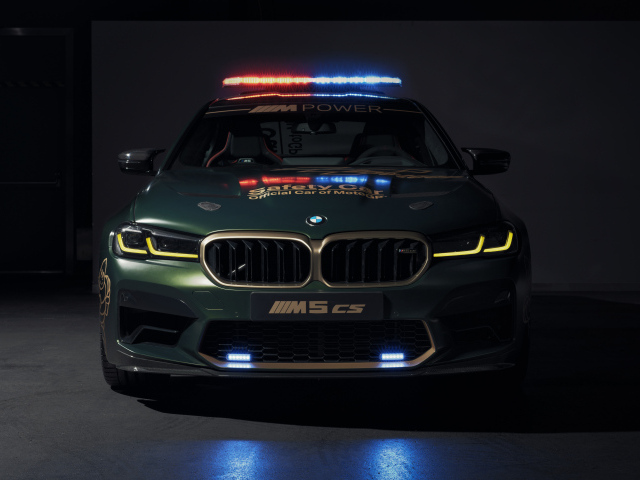 Автомобиль BMW M5 CS MotoGP Safety Car 2021 года вид спереди