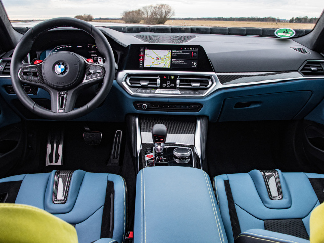 Кожаный салон автомобиля BMW M4