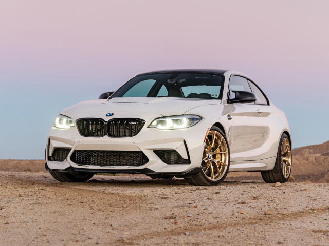 Красивый белый автомобиль BMW M2 CS, 2021 года