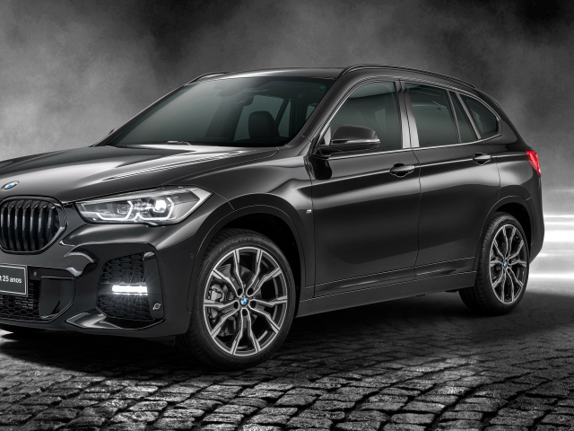 Черный автомобиль BMW X1 SDrive20i M Sport 25 Anos 2020 года в свете софитов
