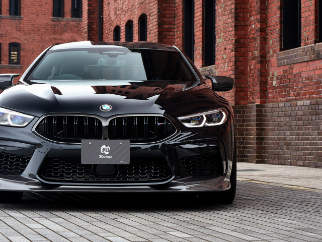 Черный автомобиль BMW M8, 2020 года у кирпичной цены