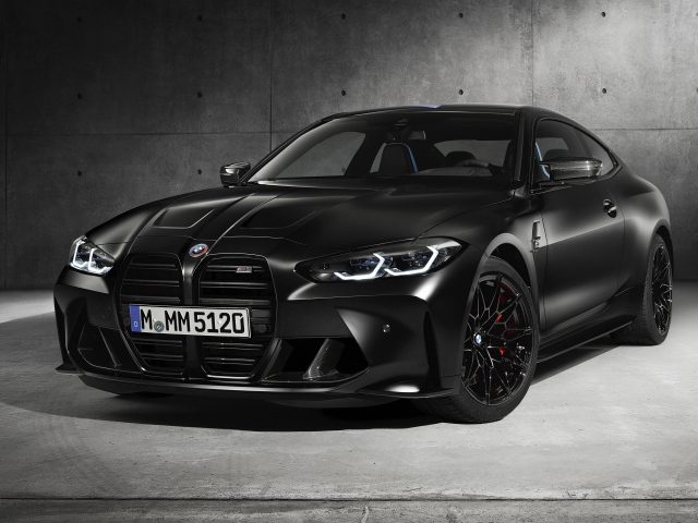 Черный автомобиль BMW M4, 2020 года на сером фоне
