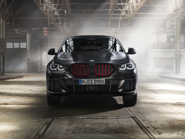 Черный стильный автомобиль BMW X6 M50i, 2021 года вид спереди