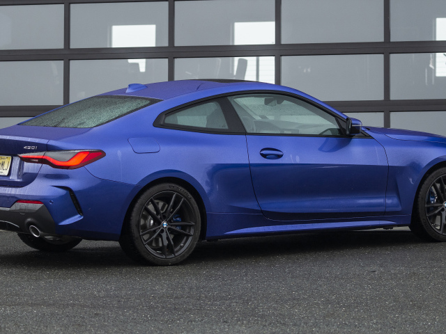 Синий автомобиль BMW 430i XDrive, 2021 года вид сбоку